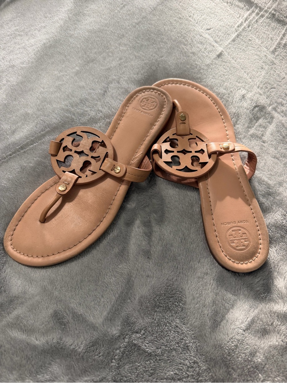 Tory Burch Leather Logo Thong Sandals - Tan